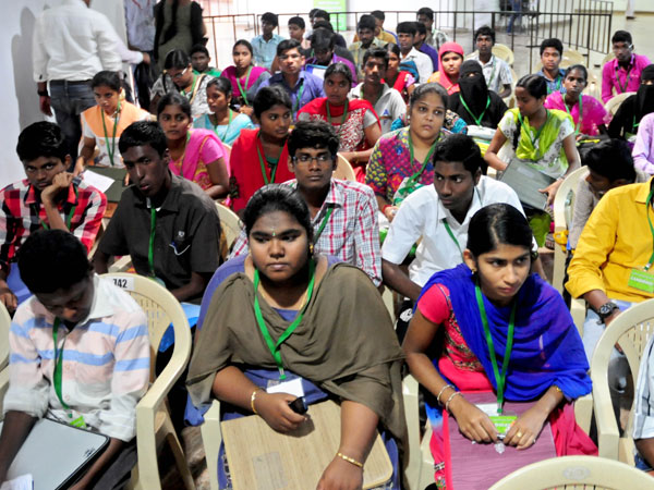சுயநிதிக் கல்லூரிகள் ஏராளமான இடங்கள்