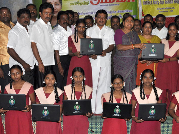 வரும் டிசம்பருக்குள் 10 லட்சம் அரசுப் பள்ளி மாணவர்களுக்கு இலவச மடிக்கணினி | 10 Lakh Students will get Free Laptops - Tamil CareerIndia