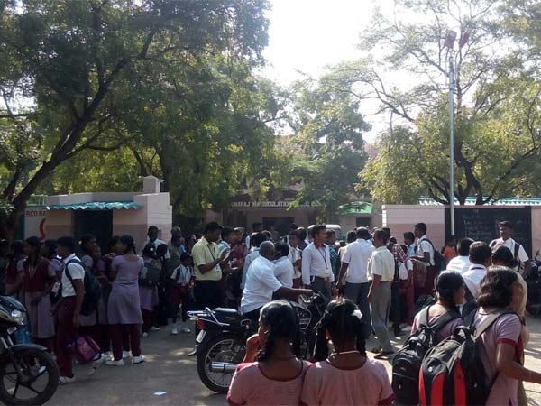 பெற்றோர்களின் குற்றச்சாட்டு