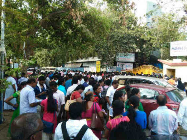 தலைவிரிக் கோலத்துடன் மாணவிகள்