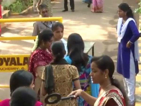 தேர்வு மைய அதிகாரிகள்