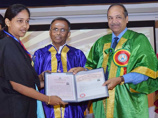துணைவேந்தர் இல்லாத பட்டமளிப்பு விழா