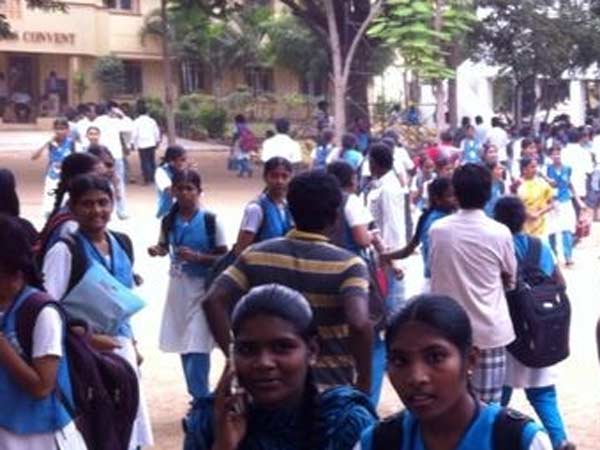 பெற்றோர்கள், மாணவிகள் புகார்