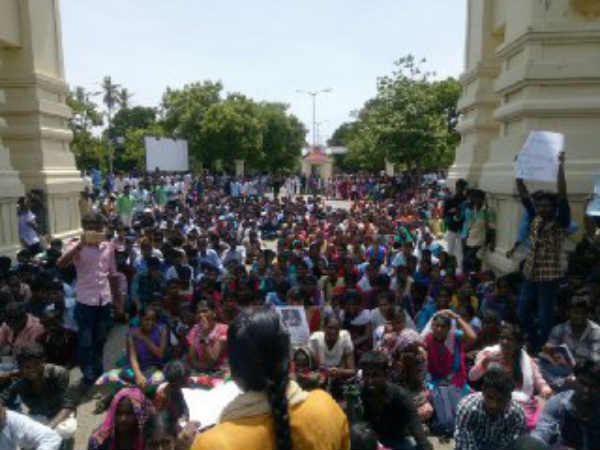 நீட் தேர்வை எதிர்த்து திரண்ட கூட்டம்