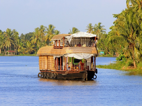 கேரளாவின் மிகப்பெரிய ஏரி ?