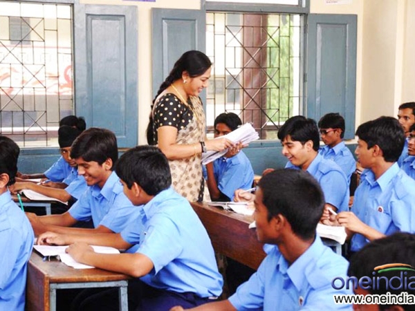 பள்ளி வாசலிலேயே அறிவிப்பு பலகை