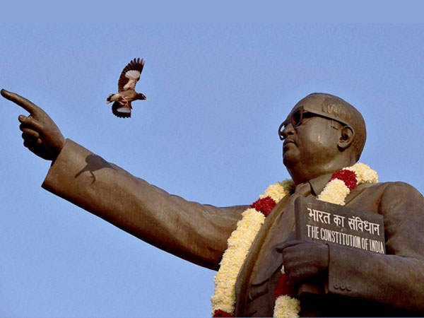 அம்பேத்கர் தலைமையில் அரசியலமைப்பு வரைவுக்குழு